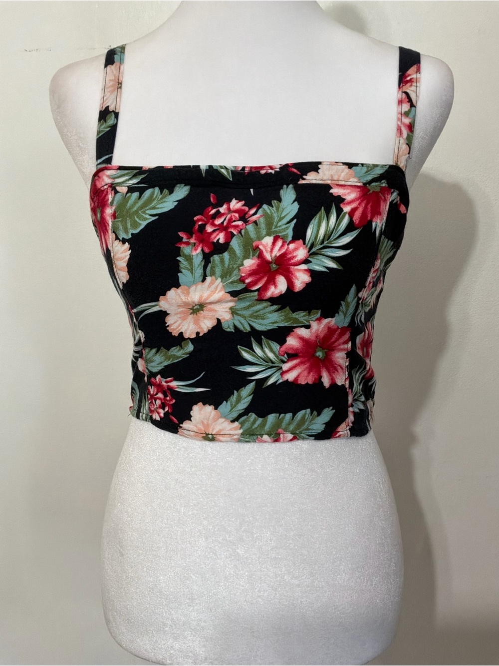 Hollister bustier crop top features a vibrant tropical floral print. Size M